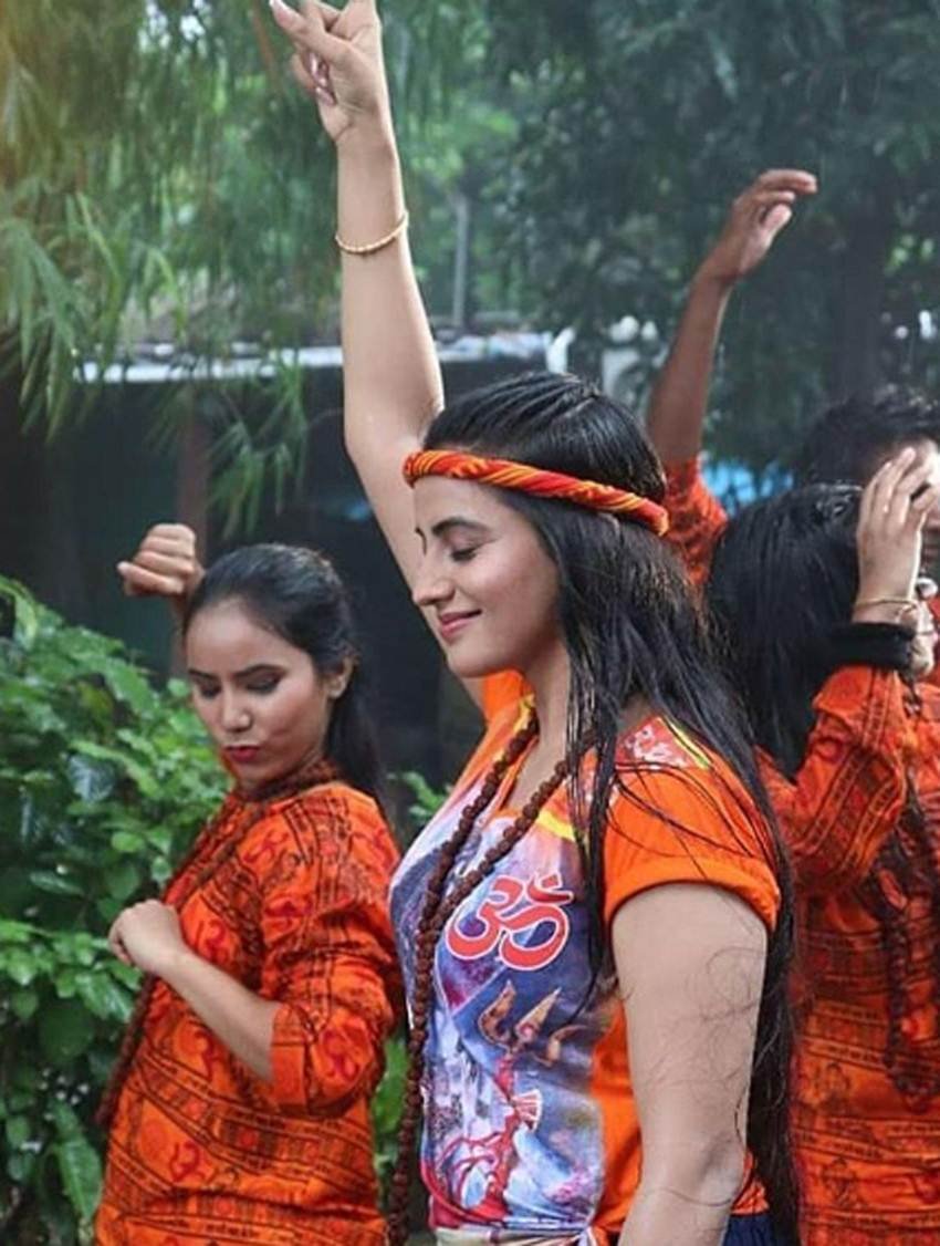 वायरल हो रही तस्वीरें उनके इसी अल्बम की हैं। अक्षरा पूरी तरह से भोले के रंग में रंगी दिख रही हैं।