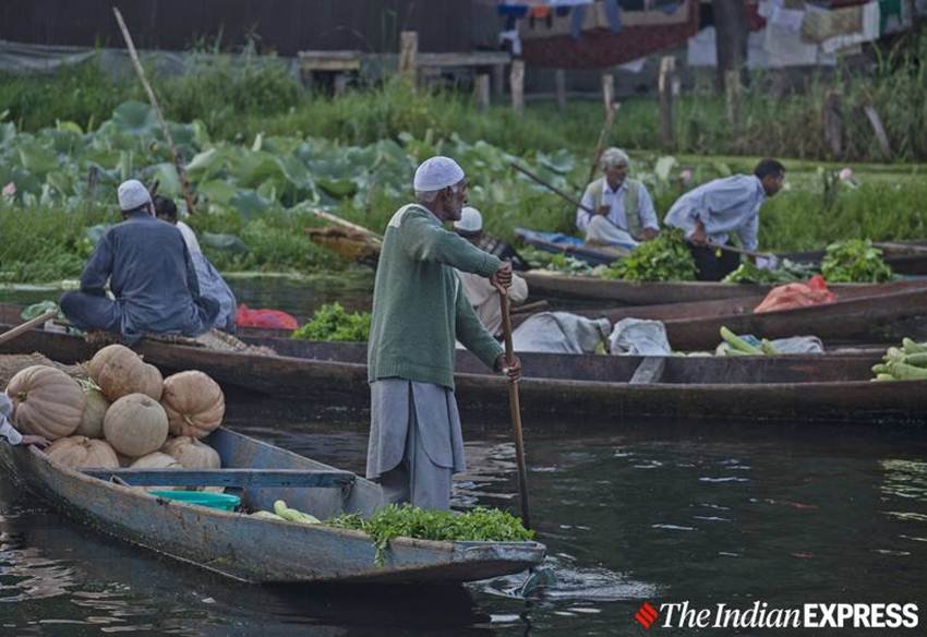 घाटी के स्कूलों को भी 15 दिन बाद खोला गया है लेकिन ज्यादातर स्कूलों से स्टूडेंट्स नदारद रहे।