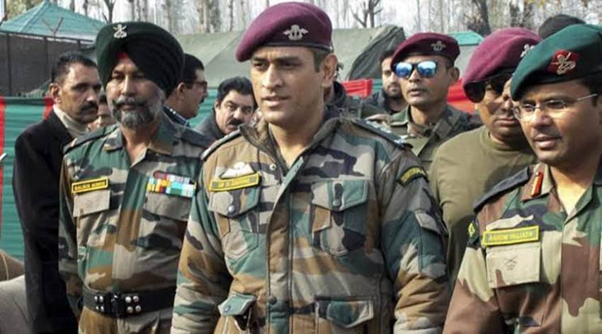 जम्मू कश्मीर में तैनात महेंद्र सिंह धोनी की पहली झलक उस समय सामने आई जब वह सेना के जवानों के साथ वॉलीबॉल खेलते नजर आए थे। (Photo: @journalistashim/twitter)
