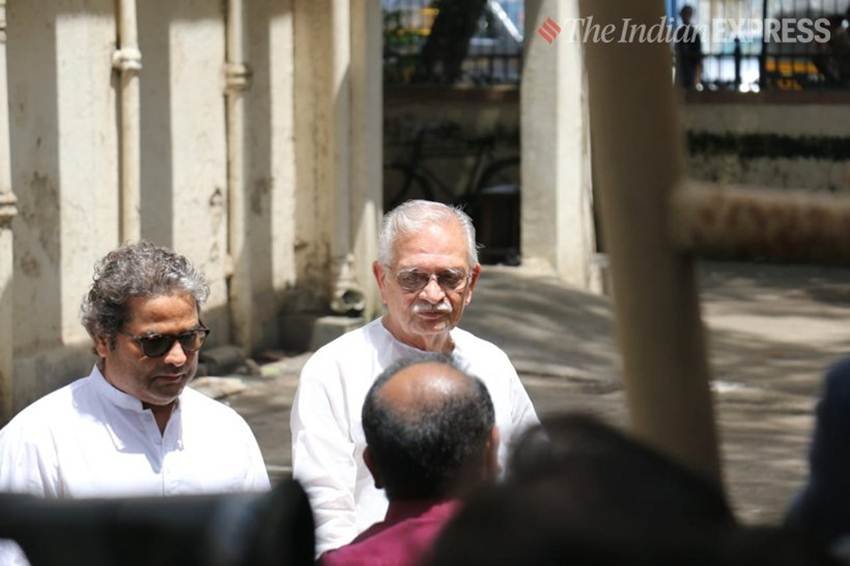 विशाल भारद्वाज और गुलजार खय्याम को अंतिम विदाई देने पहुंचे। (Express Photo: APH Images)