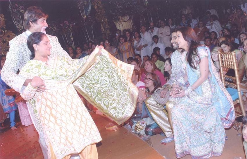 तस्वीर में दिख रहा है कि अमिताभ पत्नी जया बच्चन के साथ परफॉर्म कर रहे हैं और अभिषेक-ऐश्वर्या दिल खोलकर हंस रहे हैं। ये फोटो मेहंदी फंक्शन की है।