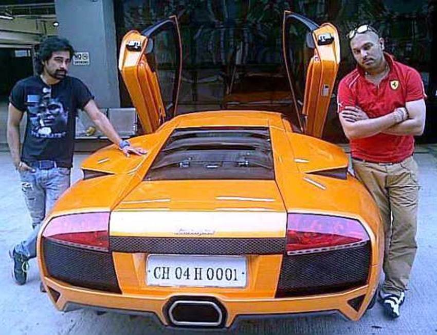 युवराज सिंह के पास भी सेकंड हैंड Lamborghini Murcielago LP640-4 है। युवराज सिंह ने ये फोटो अपने सोशल अकाउंट से शेयर की थी। (Photo: @yuvrajsingh/fb)