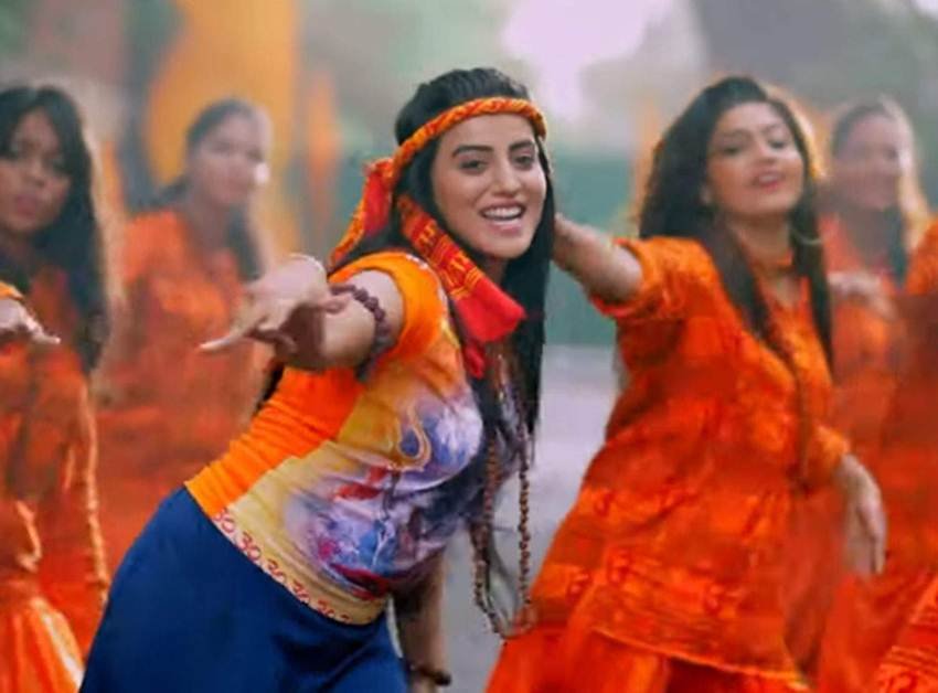 भगवा रंग के गमछे और भगवा टीशर्ट में अक्षरा सिंह काफी गॉर्जियस दिख रही हैं।