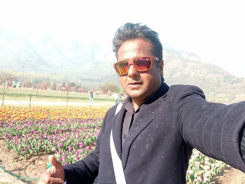 शादी की खबर पर रिएक्ट करते हुए दीपक ने कहा था- मुझे पता चला है रितेश हिजड़ा है। मुझे क्या..तेरी जिंदगी है, लेकिन तेरे जो बड़े-बड़े सपने हैं बच्चे करने के, 12 बच्चों की क्रिकेट टीम बनाने का सपना रितेश के साथ पूरा नहीं होगा। तू रितेश को छोड़ दे।