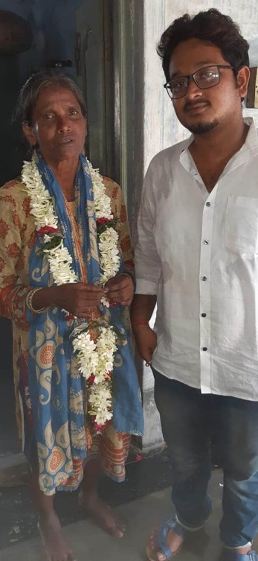 दरअसल एक दिन रानू मंडल रानाघाट रेलवे स्टेशन पर मोहम्मद रफी का गाना गाकर यात्रियों से पैसे मांग रही थीं।