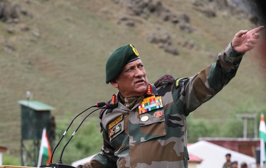 भारत के पास 694 अटैक एयरक्राफ्ट हैं जबकि पाक पास 438 हैं। वहीं भारत के पास 248 ट्रांसपोर्ट एयरक्राफ्ट्स हैं जबकि पाकिस्तान के पास सिर्फ 51 ही हैं।(Photo: Indian Express)