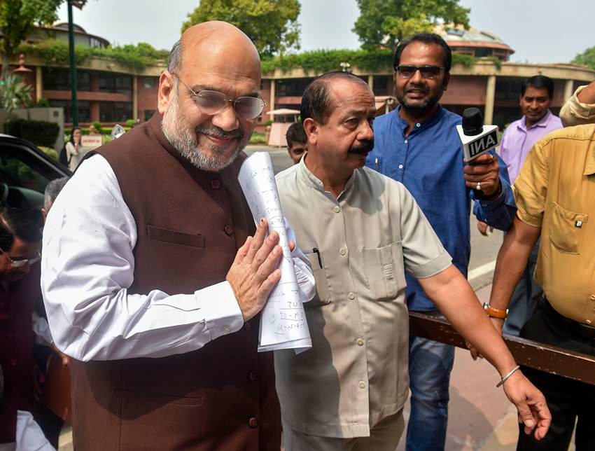 सुबह जब अमित शाह संसद परिसर में पहुंचे तो उनके हाथों में कुछ पन्ने भी दिखाई दिए। मीडिया में उन पन्नों को लेकर भी खूब कयास लगाए गए। (Photo: PTI)