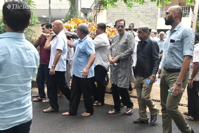 घर से श्मशान के लिए ले जाते जे ओमप्रकाश के रिश्तेदार और करीबी।