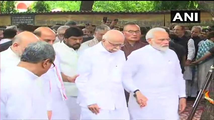इस दौरान प्रधानमंत्री नरेंद्र मोदी लाल कृष्ण आडवाणी को सहारा देते हुए भी नजर आए। (फोटो सोर्स- एएनआई)