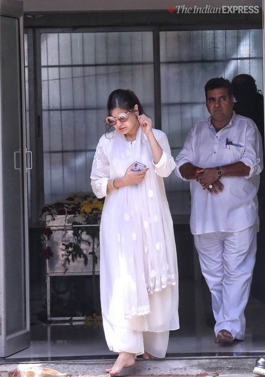 खय्याम के साथ काम कर चुकीं प्लेबैक सिंगर अल्का याज्ञनिक मंगलवार को उनके मुंबई आवास पर श्रद्धांजलि देने पहुंचीं। (Express Photo: Amit Chakravarty)