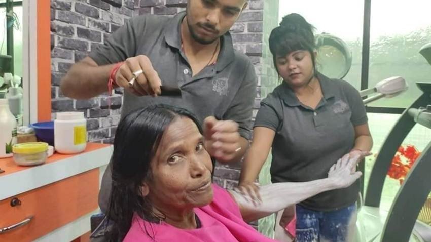 स्टेशन पर गाना गा कर अपना गुजारा करने वाली विधवा रानू के मेकओवर की तस्वीरें खूब वायरल हो रही हैं।