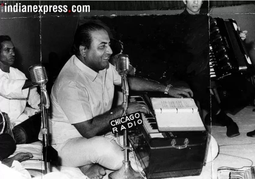 राज कपूर की बेटी की शादी में गाना गाते सिंगर मोहम्मद रफी।