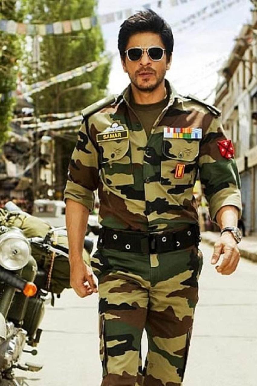 शाहरुख खान: टीवी सीरियल फौजी से अपना एक्टिंग करियर शुरू करने वाले शाहरुख खान भी कई फिल्मों में सेना की वर्दी पहन चुके हैं। इनमें आर्मी, मैं हूं ना और जब तक है जान शामिल हैं। इन सभी फिल्मों में शाहरुख को लोगों ने खूब पसंद किया।