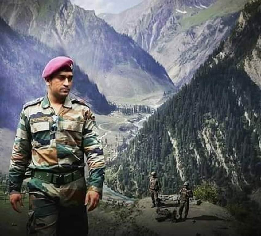 विश्वकप के दौरान कई मर्तबा महेंद्र सिंह धोनी के रिटायरमेंट की भी बातें उठीं। कहा जा रहा था कि इस विश्वकप के बाद धोनी क्रिकेट से संन्यास ले लेंगे।(Photo: @rajeshbarnwal11/twitter)
