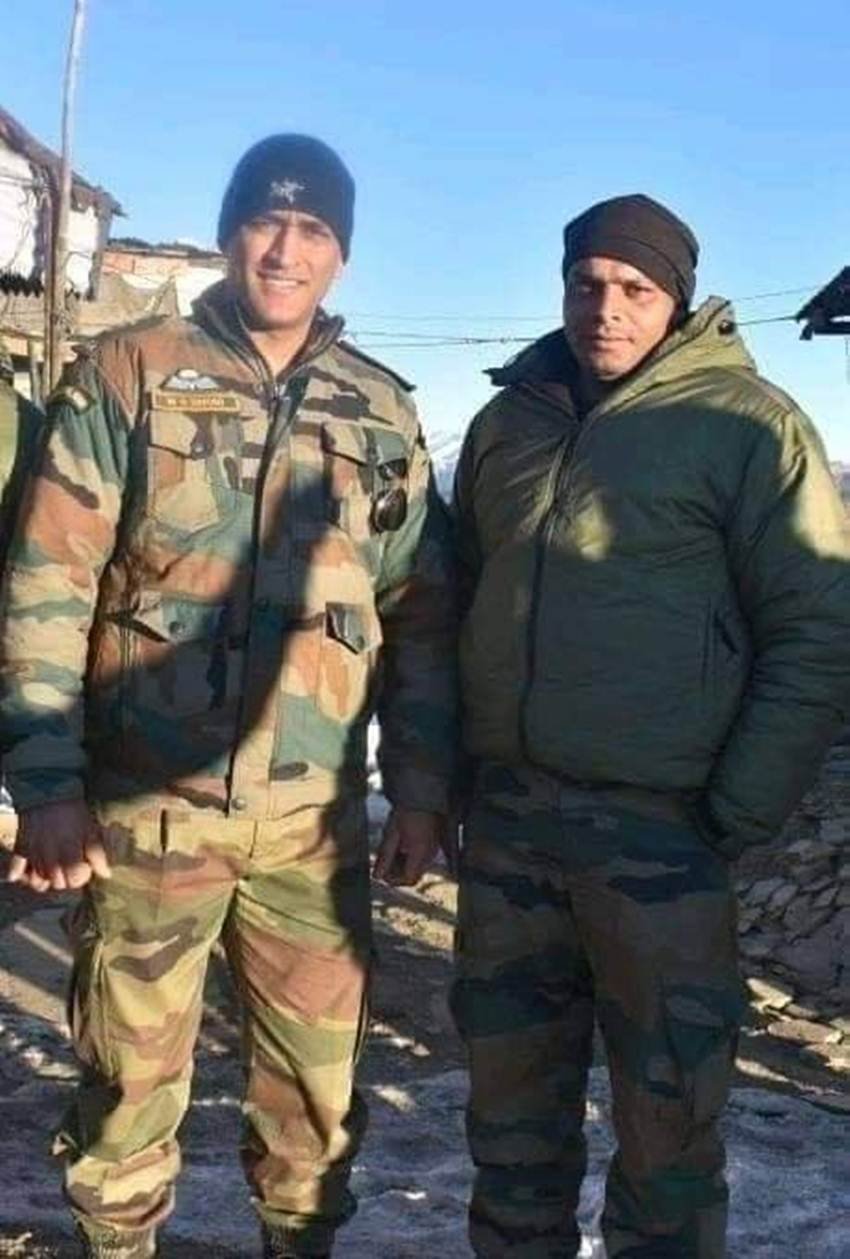 हालांकि धोनी ने अभी तक संन्यास तो नहीं लिया लेकिन वह इन दिनों अपनी बटालियन के साथ सेना की जिम्मेदारियों को सीख रहे हैं। (Photo: @MilindWakhale8/twitter)