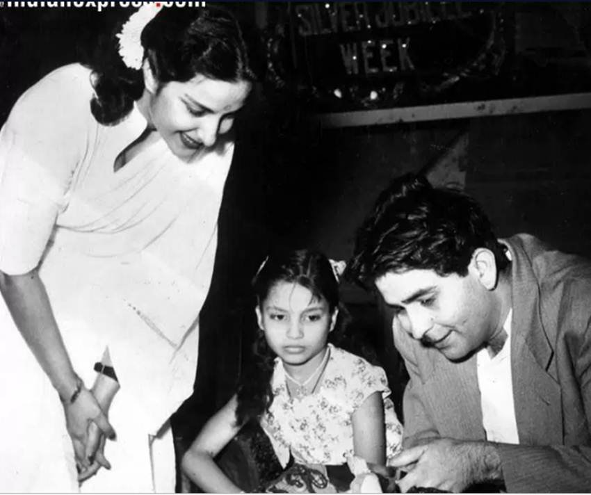 प्रेस वालों के लिए बड़ा सा केक सर्व करते राज कपूर और नर्गिस।