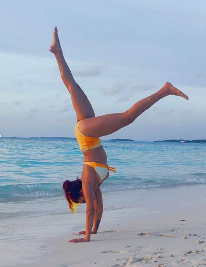 आशिका ने तस्वीर के साथ कैप्शन में महिलाओं के कपड़ों के प्रति पुरुषों की मानसिकता की बातें लिखी हैं। उन्होंने औरतों को भगवान की एक खूबसूरत कृति बताते हुए खजुराहे की मूर्तियों का भी जिक्र किया है।