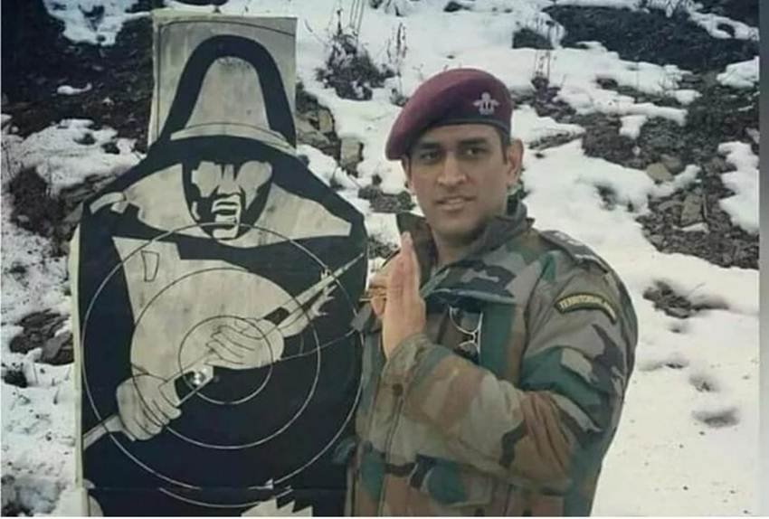 धोनी ने खासतौर पर सेना के साथ समय बिताने के लिए वेस्ट इंडीज दौरे से खुद को अलग कर लिया था। (Photo: @aadi6396/twitter)