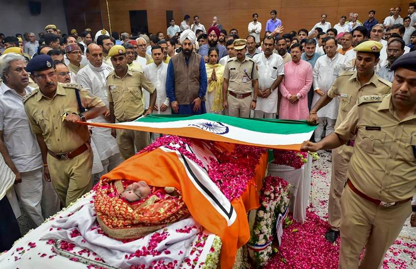पूर्व केंद्रीय मंत्री और बीजेपी की कद्दावर नेता सुषमा स्वराज का बुधवार को लोधी क्रिमेटेरियम में पूरे राजकीय सम्मान के साथ अंतिम संस्कार संपन्न हुआ। तिरंगे में लिपटे सुषमा स्वराज के पार्थिव शरीर को अंतिम प्रणाम के लिए शवदाह स्थल पर अतिविशिष्टों का जमावड़ा रहा। पीएम मोदी की लगभग पूरी कैबिनेट के साथ तमाम राजनीतिक दलों के नेताओं ने सुषमा स्वराज को अंतिम विदाई दी। इस दौरान लगभग सभी की आंखों में नमी दिखी। (फोटो सोर्स- पीटीआई)