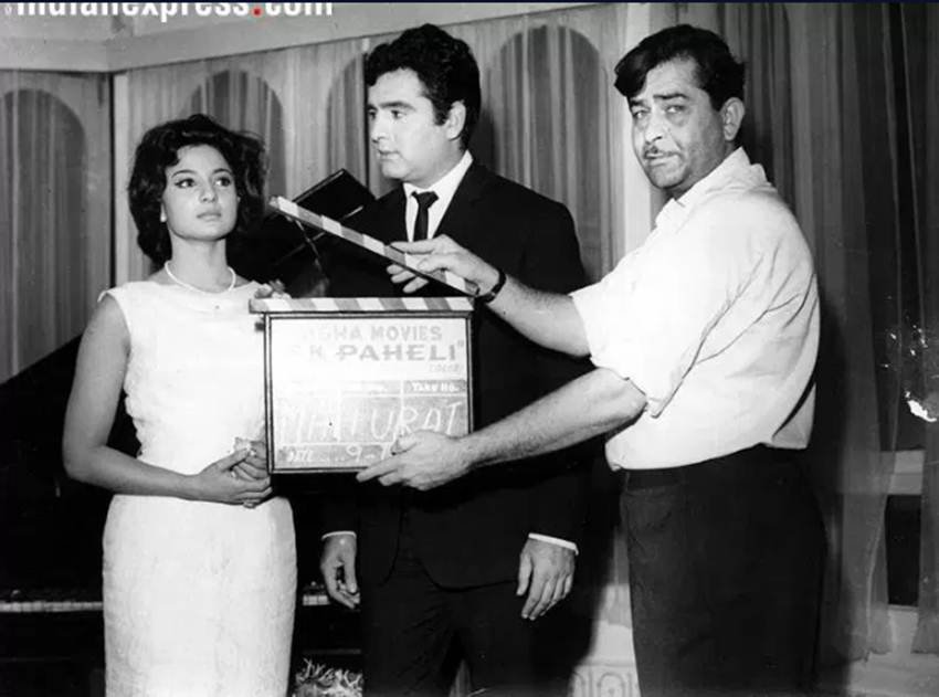 एक पहेली फिल्म के ओपनिंग शॉट की क्लैपिंग करते हुए राज कपूर।