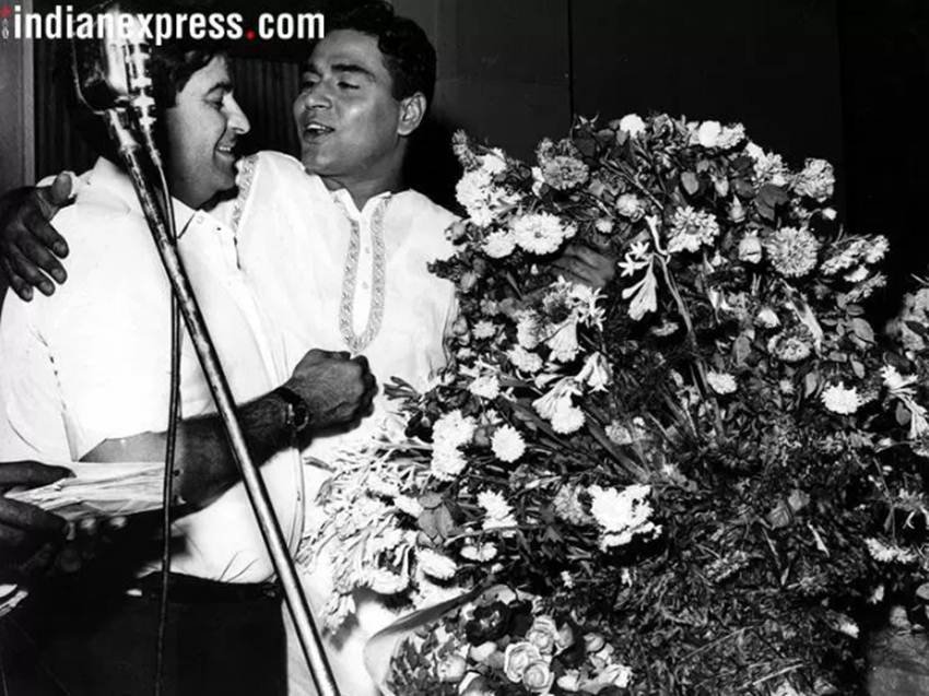 राजकपूर को गुलदस्ता भेंट करते हुए राजेंद्र कुमार।