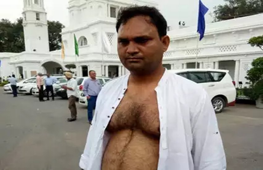 दिल्ली की अंबेडकर नगर सीट से आप विधायक अजय दत्त। फोटो सोर्स: सोशल मीडिया दिल्ली की अंबेडकर नगर सीट से आप विधायक अजय दत्त। फोटो सोर्स: सोशल मीडिया