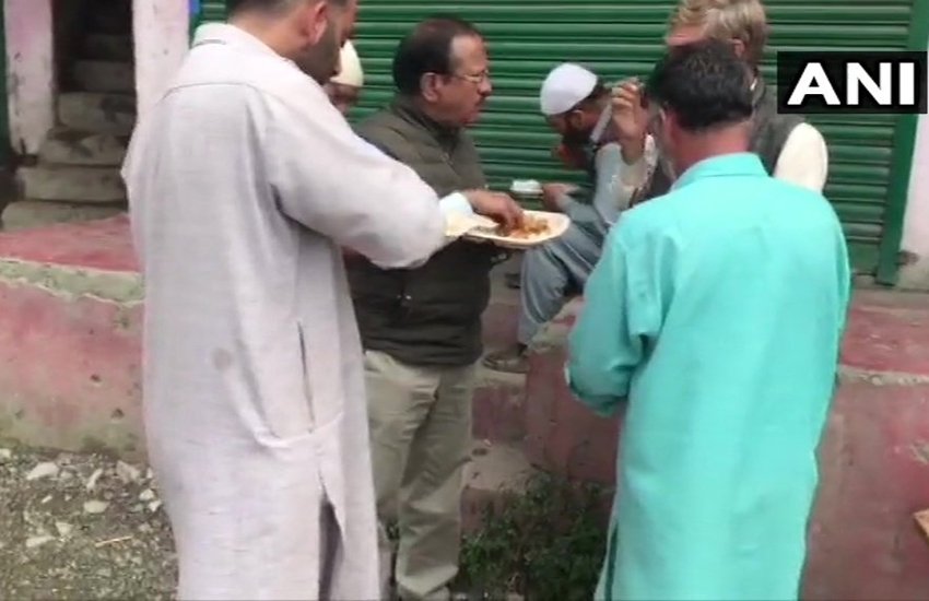 शोपियां में स्थानीय लोगों के साथ सड़क किनारे खड़े होकर खाना खाते एनएसए अजीत डोभाल। फोटो सोर्स: एएनआई