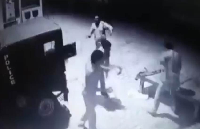 उत्तर प्रदेश में एक बार फिर से पुलिस को शर्मसार करने वाली घटना सामने आई है। (Photo- ANI)