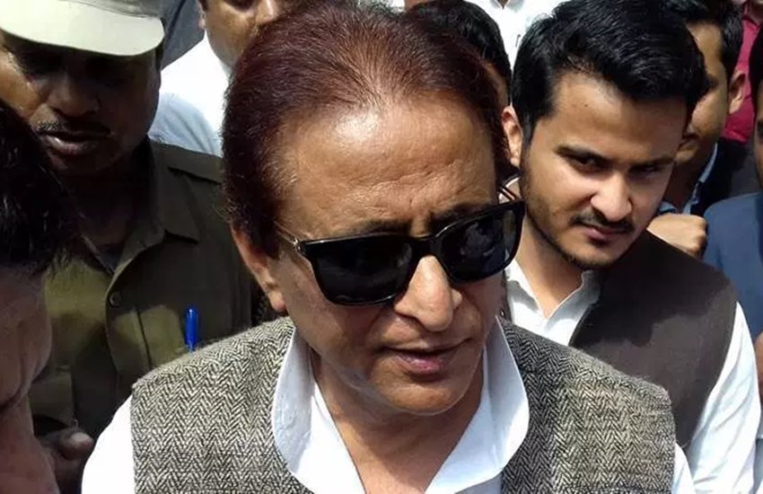 अपने बेटे अब्दुल्ला के साथ सपा नेता आजम खां। फोटो सोर्स: इंडियन एक्सप्रेस