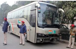 बौखलाए PAK ने दो दिन में बंद की तीसरी सेवा, दिल्ली-लाहौर बस सेवा भी सस्पेंड