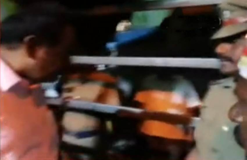 तमिलनाडु के एक नौकरशाह का पुलिस अधिकारी को गाली और धमकी देते हुए वीडियो वायरल हो रहा है।(फोटो- स्क्रीनशॉट)