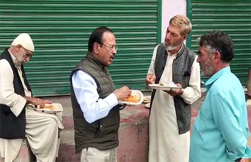कश्मीरी आवाम के साथ सड़क पर खाना खाते NSA अजीत डोभाल। (फोटो सोर्स: PTI)