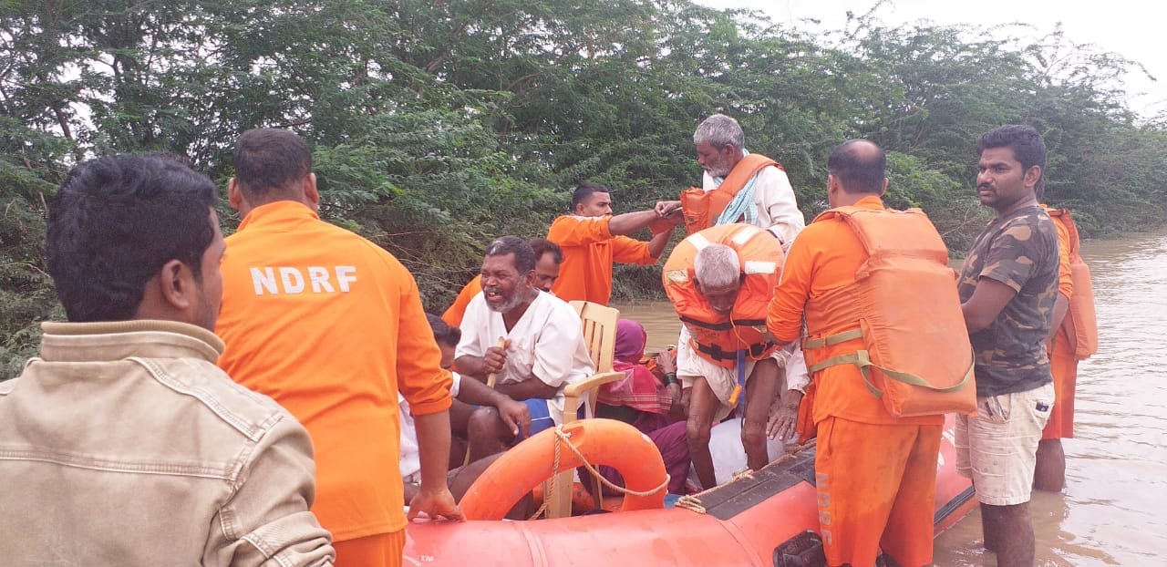 karnataka, karnataka news, karnataka floods, karnataka floods live updates, karnataka floods news, karnataka rain, karnataka rains news, karnataka rains latest news, weather, karnataka weather, bangalore news, banaglore weather, bangalore live news, karnataka rain latest news, indian amry, indian airforce, indian navy, CRPF, NDRF