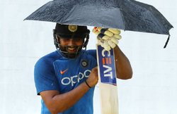 IND vs WI 2nd ODI: एक हाथ में बल्ला और दूसरे में छतरी पकड़कर कुछ इस तरह प्रैक्टिस करने पहुंचे रोहित शर्मा