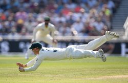 Ashes 2019: विकेटकीपर से हुई चूक तो छलांग लगाकर डेविड वार्नर ने लपका कमाल कैच, देखें VIDEO