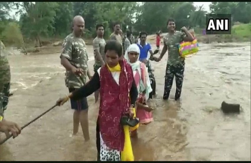 रक्षाबंधन: सीआरपीएफ़ के जवानों ने पानी में डूबा हुआ पुल पार करा बहनों को भाइयों से मिलाया। (ANI) 