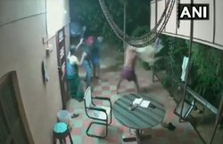 VIDEO: हथियारबंद बदमाशों से भिड़ गए बुजुर्ग दंपती, फेंकी कुर्सी, बरसाए चप्पल