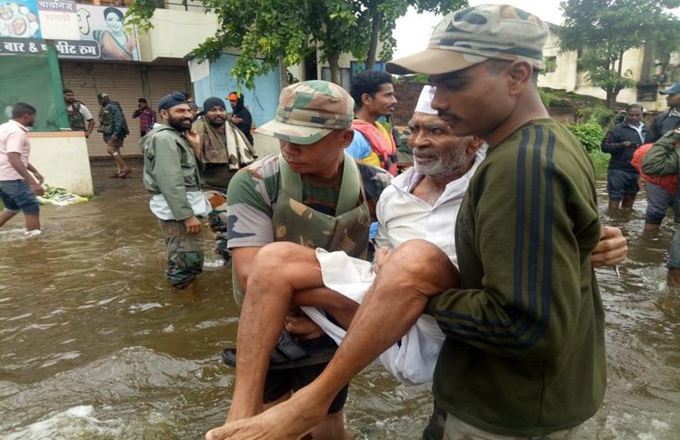 Maharashtra, Gujarat, karnataka, Kerala Flood, Vadodara Rains Updates: मोरबी में मूसलाधार बारिश के बाद दीवार ढहने से 8 की मौत, वडोदरा में सड़क पर निकले मगरमच्छ