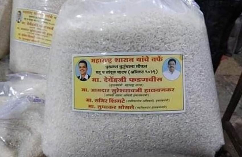 महाराष्ट्र के बाढ़ प्रभावित इलाकों में स्टिकर वाले पैकेट बंटवाने पर बवाल। (फोटो सोर्स: सोशल मीडिया) 