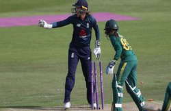 इग्लैंड की महिला क्रिकेटर सारा टेलर ने शेयर की न्यूड तस्वीर, साथी खिलाड़ी ने ही कर दिया ट्रोल