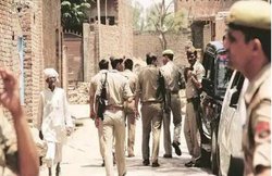 UP: लोगों को पीछे आता देख गन्ने के खेत में घुसी महिला, भीड़ समझी बच्चा चोर, पेड़ से बांधकर पीटा