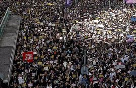 Hong Kong, Protest, Protesters, Airport, Anti-Government Protest, Police, हॉन्ग कॉन्ग में प्रदर्शन,प्रदर्शनकारी एयरपोर्ट में घुसे,protest in airport,Hong Kong Airport,flight cancelled in hong kong,extradition bill,World News, World News in Hindi, World Latest News, World Headlines, Hindi News, International News, Jansatta News