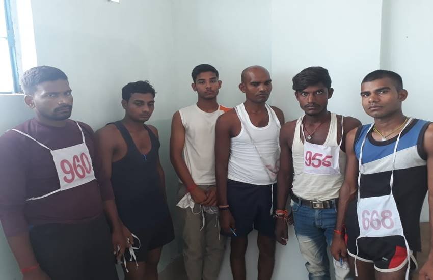 सोमवार को शारीरिक टैस्ट देने पहुंचे छह फर्जी नौजवान। सोमवार को शारीरिक टैस्ट देने पहुंचे छह फर्जी नौजवान।