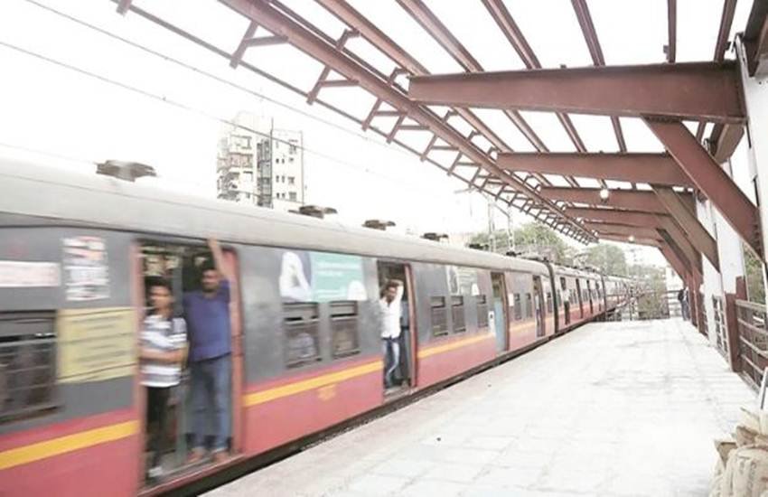  रेल मंत्रालय के ट्विटर हैंडल से एक तस्वीर पोस्ट की गई है जिसमें एक कपल ट्रेन के नीचे पटरी पर साथ बैठे हुए हैं। (फोटो-ट्विटर)