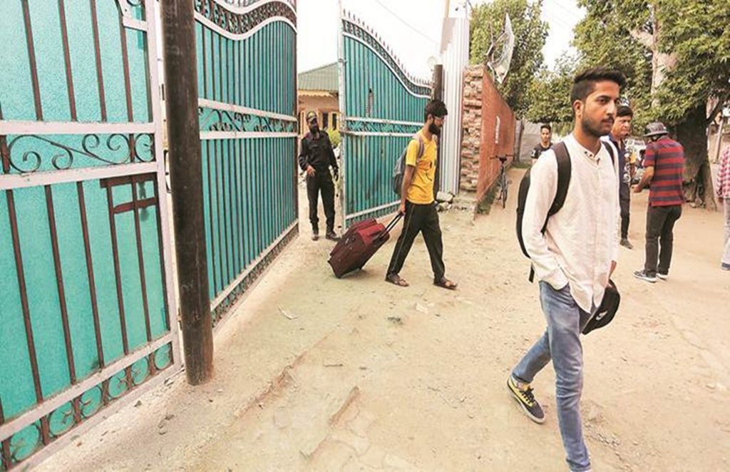 न्यायमूर्ति एनवी रमण की अध्यक्षता वाले पीठ के समक्ष वकील मनोहर लाल शर्मा और कांग्रेस कार्यकर्ता तहसीन पूनावाला की याचिकाओं को सुनवाई के लिए शीघ्र सूचीबद्ध करने का अनुरोध किया गया। 