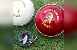 Innovation: जल्द ही Smart Ball से खेला जाएगा क्रिकेट, DRS को आसान करेगी गेंद में लगी माइक्रोचिप