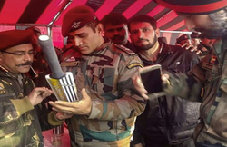 VIDEO: महेंद्र सिंह धोनी की कश्मीर में सेना की ड्यूटी के दौरान बैट पर ऑटोग्राफ देने वाली तस्वीर वायरल, यूजर्स ने लिखा- जय हिंद