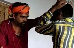 मध्य प्रदेश: सरकारी स्कूल में चपरासी ने बच्चों को मारे थप्पड़, बाल पकड़कर घसीटा Video Viral