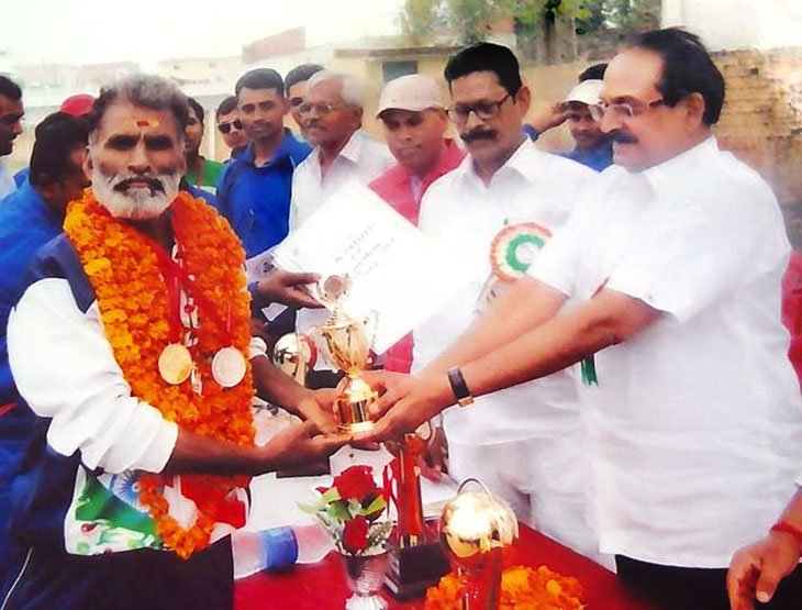up news, story of athlete mahadev prajapati, who Return to the game at the age of 42, and win many gold medal, insprinng Stor, janstata gallery, jansatta photos, janatta sports gallery, jansatta Special gallery