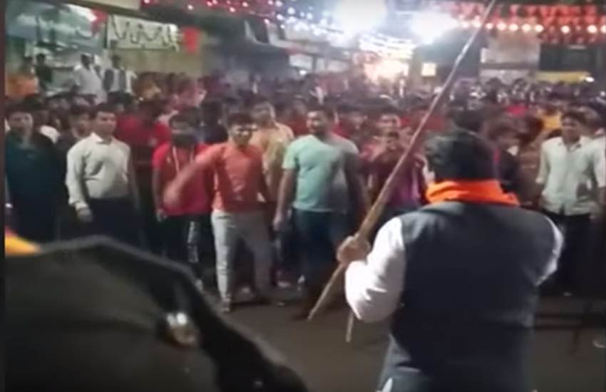 लाठी लेकर करतब दिखाते भाजपा सांसद महेंद्र सोलंकी। (फोटो-स्क्रीनशॉट)